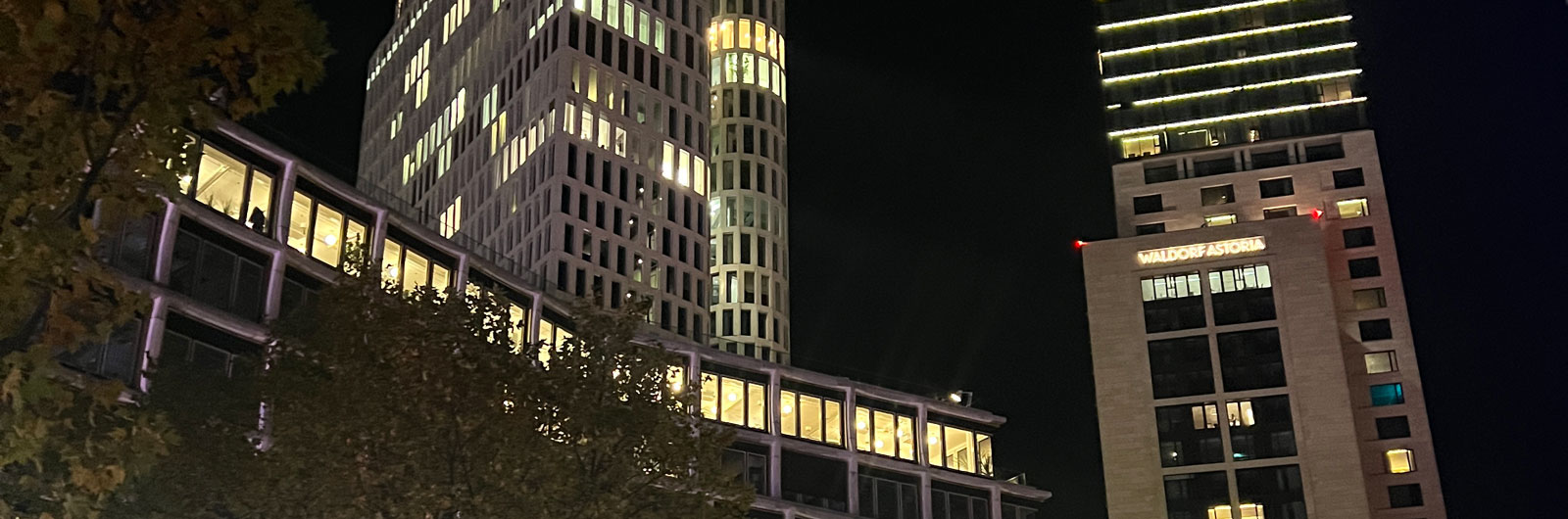 Bürogebäude bei Nacht